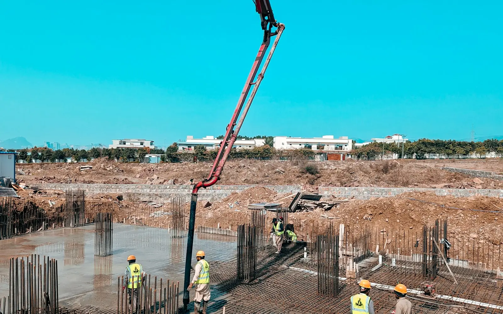 Coulage d'une dalle en béton à la pompe