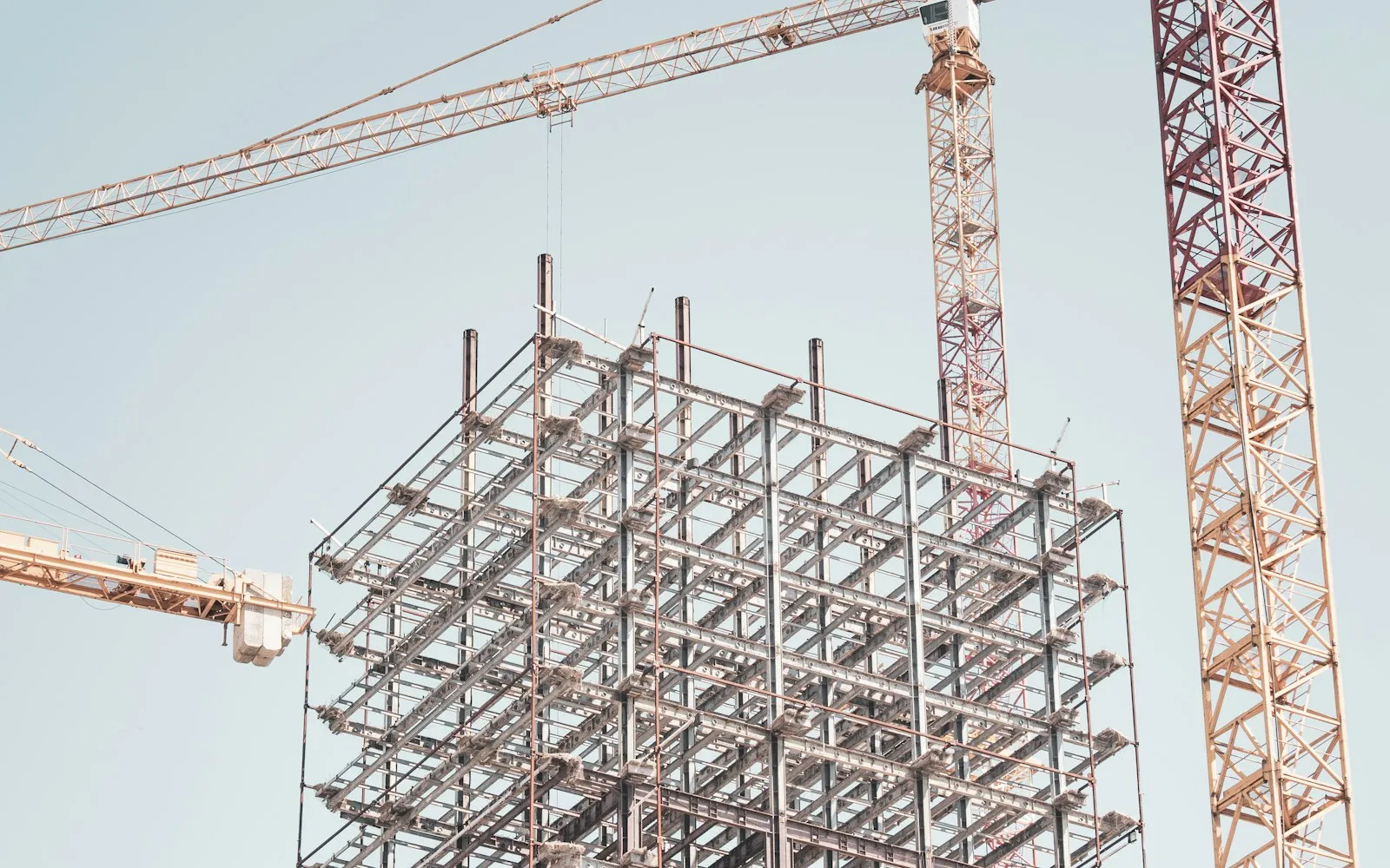 Structure de bâtiment en construction avec grues à tour